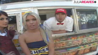 آئس کریم کے بیچنے والے بناتا ہے threesome کے آخر میں آئس کریم وان