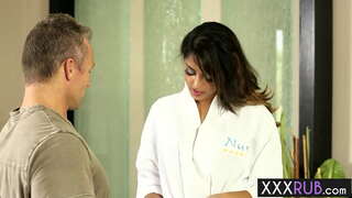 Babe Sexy Sophia Leone te mete ajenou epi vale dick apre masaj