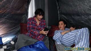 Cougar Busty ក្ដុកក្ដាក់ដោយខ្លីបុរសនៅក្នុងទាំងបីរហូតដល់ cumshot