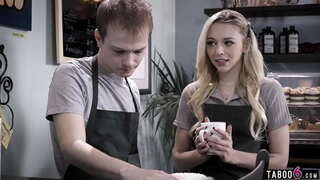 Залуу guy хүлээн зөвшөөрсөн түүний GF тэр дээр хууран мэхэлж, түүний улмаас бэлгийн