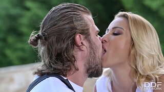 ���ोनेरी हॉटी चेरी चुंबन गुदद्वारासंबंधीचा Fucked by प्लंबर च्या पाईप