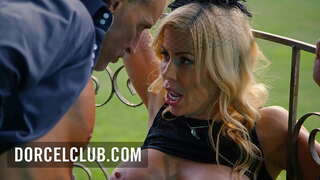 Sex in parc cu un pieptoase blonde tanar si matura