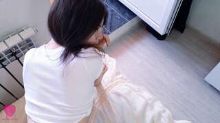 Skinny søt brunette i en sexy bodysuit og briller elsker lidenskapelig sex, suge en pikk og følelsen av en pikk i hennes lille fitte før hun får cum på hennes søte ass