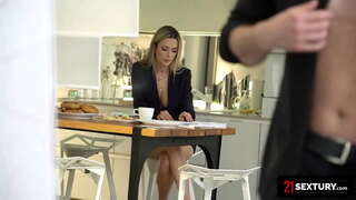 ���ोमानियन तरूणी एक चांगला आवडतात Assfucking सुरू करण्यासाठी तिला दिवस