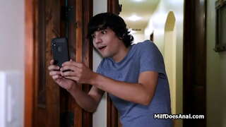 Dildo i brusebad, dyb smerte på sofaen