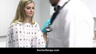 Zvrhlík Doktor Dává Alternativní Léčbu Svého Pacienta