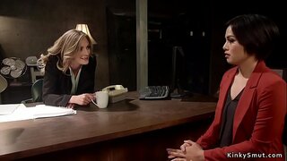 Анал вылын лесбиянкаос член страпон офицеръёслэн блондинкаос трахать воштӥсез брюнетка