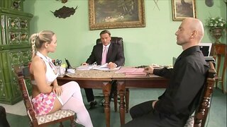 Twee geile leerkrachten straffen naughty college babe Mia Leone met grote juggers