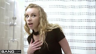 Emily Ange cums dur sur sa bite qu&#039;elle prend par derrière