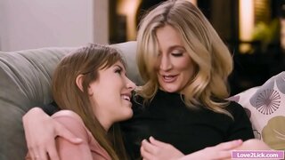 ���ளவாளி அவளை என் பெறுகிறது fingering மற்றும் மூலம் வழிகிறது மாற்றான்மகள்