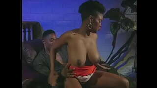 Must mees lakub karvane tuss ebony babe ja fucks tema doggy-stiilis tool