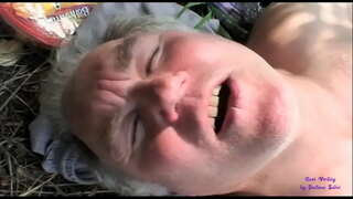 Nu slut nilik dua lalaki kolot fucking di buka padesaan jeung ngagabung eta