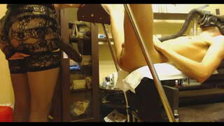 Man Vindt Gigantische Voorbinddildo In Zijn Kont